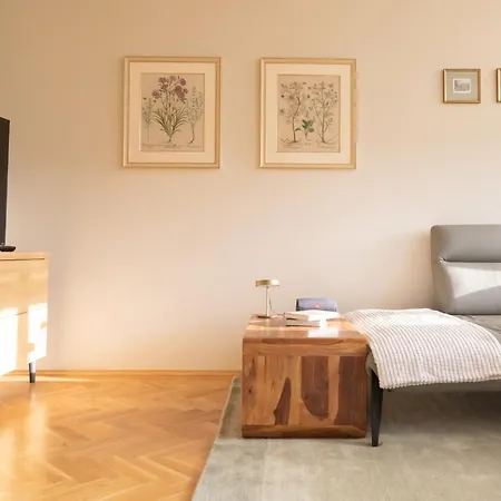 Husova 87 Rosewood リベレツ